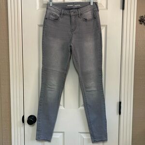 Old Navy Rockstar mid-rise light gray jeans. Size 4 Straight legs.